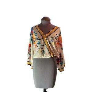 Flying tomato Size M 3/4 Length Sleeve Floral V Neckline Crop Blouse